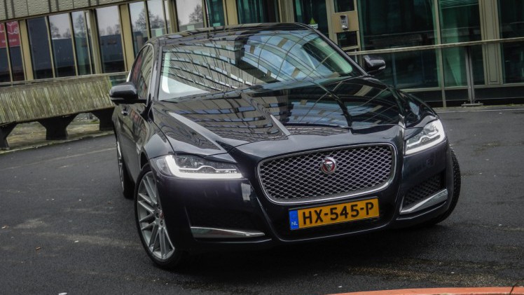 Autotest Jaguar XF 25t Portfolio in Nederland. AutoVandaag rijdt met de nieuwe XF sportsedan, uitgerust met de 2.0 liter turbobenzinemotor. Is dat op niveau instappen?