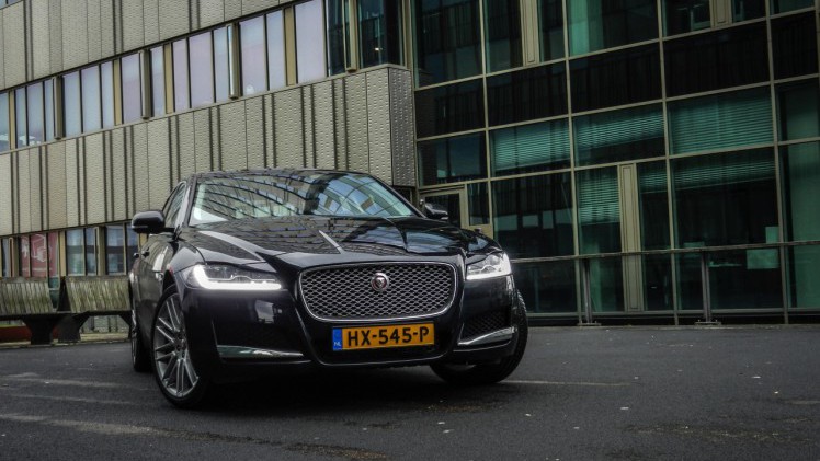 Autotest Jaguar XF 25t Portfolio in Nederland. AutoVandaag rijdt met de nieuwe XF sportsedan, uitgerust met de 2.0 liter turbobenzinemotor. Is dat op niveau instappen?