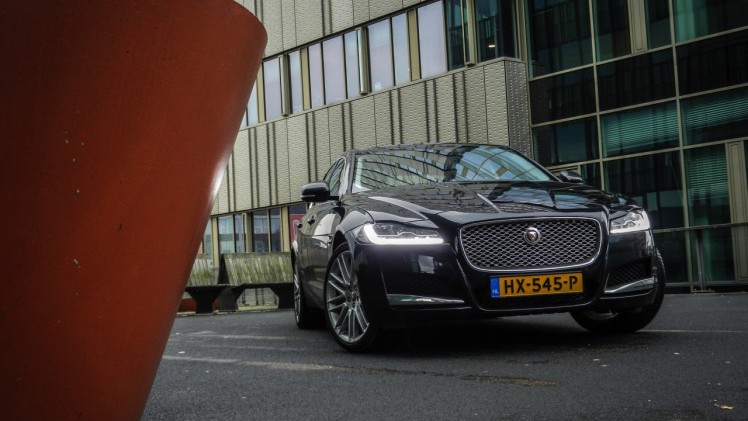 Autotest Jaguar XF 25t Portfolio in Nederland. AutoVandaag rijdt met de nieuwe XF sportsedan, uitgerust met de 2.0 liter turbobenzinemotor. Is dat op niveau instappen?