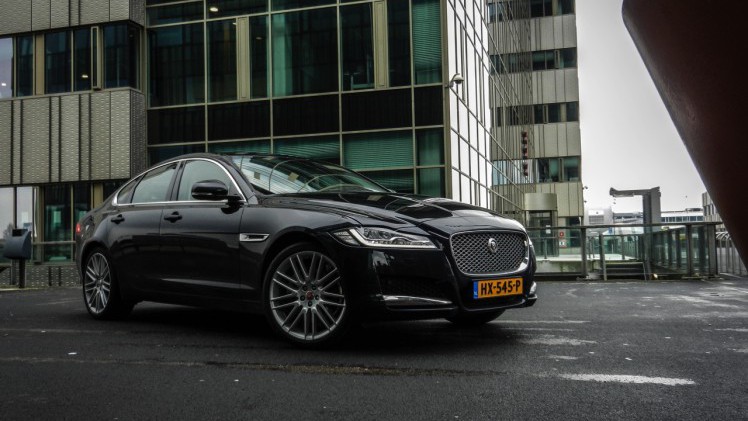 Autotest Jaguar XF 25t Portfolio in Nederland. AutoVandaag rijdt met de nieuwe XF sportsedan, uitgerust met de 2.0 liter turbobenzinemotor. Is dat op niveau instappen?
