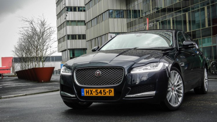 Autotest Jaguar XF 25t Portfolio in Nederland. AutoVandaag rijdt met de nieuwe XF sportsedan, uitgerust met de 2.0 liter turbobenzinemotor. Is dat op niveau instappen?