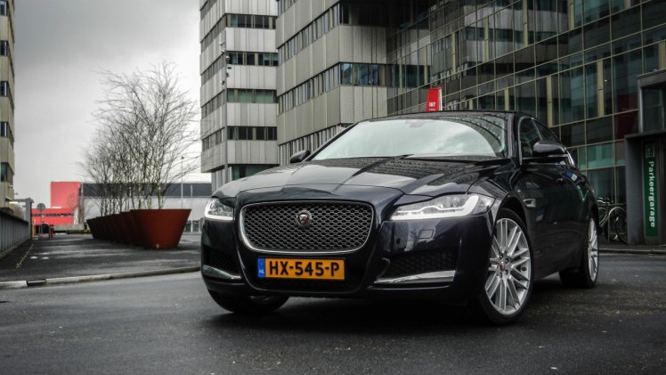 Autotest Jaguar XF 25t Portfolio in Nederland. AutoVandaag rijdt met de nieuwe XF sportsedan, uitgerust met de 2.0 liter turbobenzinemotor. Is dat op niveau instappen?