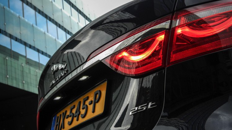 Autotest Jaguar XF 25t Portfolio in Nederland. AutoVandaag rijdt met de nieuwe XF sportsedan, uitgerust met de 2.0 liter turbobenzinemotor. Is dat op niveau instappen?