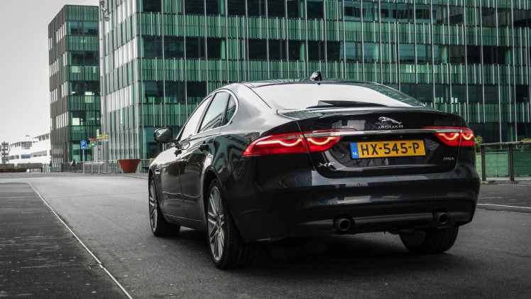 Autotest Jaguar XF 25t Portfolio in Nederland. AutoVandaag rijdt met de nieuwe XF sportsedan, uitgerust met de 2.0 liter turbobenzinemotor. Is dat op niveau instappen?