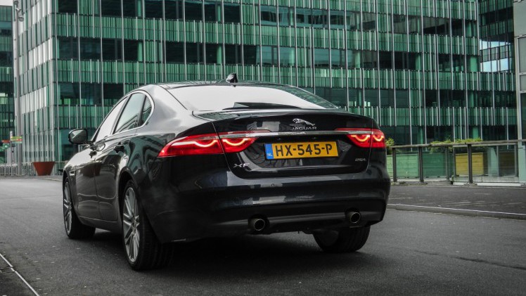 Autotest Jaguar XF 25t Portfolio in Nederland. AutoVandaag rijdt met de nieuwe XF sportsedan, uitgerust met de 2.0 liter turbobenzinemotor. Is dat op niveau instappen?