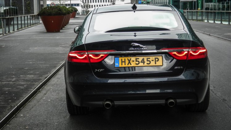 Autotest Jaguar XF 25t Portfolio in Nederland. AutoVandaag rijdt met de nieuwe XF sportsedan, uitgerust met de 2.0 liter turbobenzinemotor. Is dat op niveau instappen?