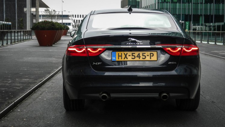 Autotest Jaguar XF 25t Portfolio in Nederland. AutoVandaag rijdt met de nieuwe XF sportsedan, uitgerust met de 2.0 liter turbobenzinemotor. Is dat op niveau instappen?
