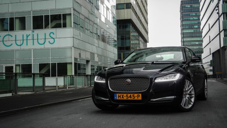 Autotest Jaguar XF 25t Portfolio in Nederland. AutoVandaag rijdt met de nieuwe XF sportsedan, uitgerust met de 2.0 liter turbobenzinemotor. Is dat op niveau instappen?