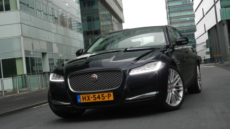 Autotest Jaguar XF 25t Portfolio in Nederland. AutoVandaag rijdt met de nieuwe XF sportsedan, uitgerust met de 2.0 liter turbobenzinemotor. Is dat op niveau instappen?