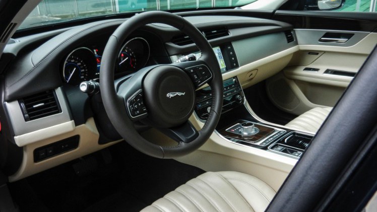Autotest Jaguar XF 25t Portfolio in Nederland. AutoVandaag rijdt met de nieuwe XF sportsedan, uitgerust met de 2.0 liter turbobenzinemotor. Is dat op niveau instappen?