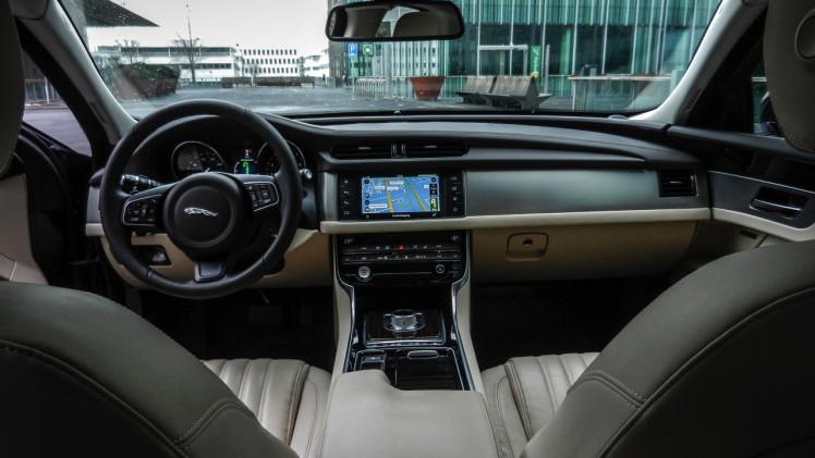Autotest Jaguar XF 25t Portfolio in Nederland. AutoVandaag rijdt met de nieuwe XF sportsedan, uitgerust met de 2.0 liter turbobenzinemotor. Is dat op niveau instappen?