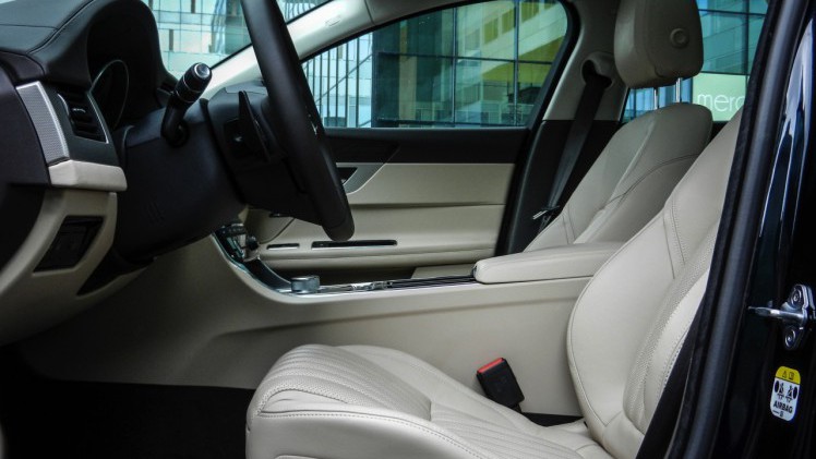 Autotest Jaguar XF 25t Portfolio in Nederland. AutoVandaag rijdt met de nieuwe XF sportsedan, uitgerust met de 2.0 liter turbobenzinemotor. Is dat op niveau instappen?