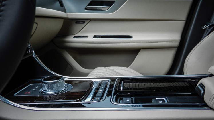 Autotest Jaguar XF 25t Portfolio in Nederland. AutoVandaag rijdt met de nieuwe XF sportsedan, uitgerust met de 2.0 liter turbobenzinemotor. Is dat op niveau instappen?