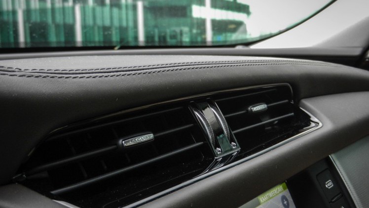 Autotest Jaguar XF 25t Portfolio in Nederland. AutoVandaag rijdt met de nieuwe XF sportsedan, uitgerust met de 2.0 liter turbobenzinemotor. Is dat op niveau instappen?
