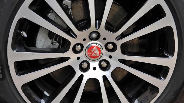 Jaguar bouwt gelukkig weer een fraaie Sportbrake op basis van de XF. De auto heeft dankzij de aluminium koets aan gewicht verloren en beschikt over prettige 4 cilindermotoren.
