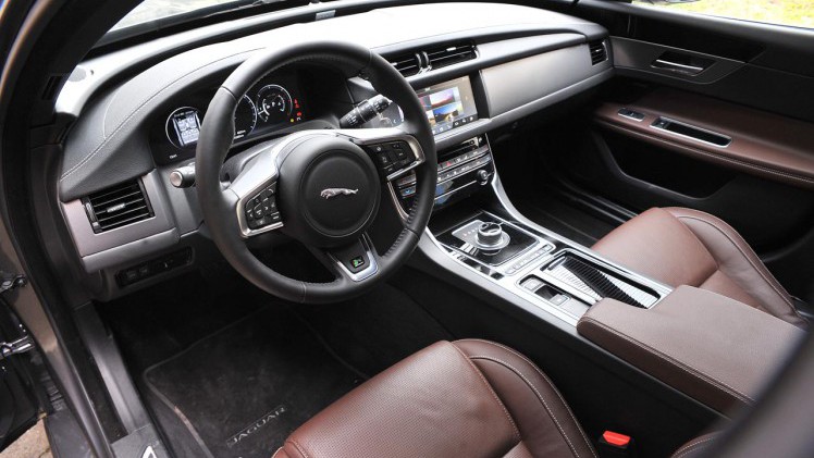 Jaguar bouwt gelukkig weer een fraaie Sportbrake op basis van de XF. De auto heeft dankzij de aluminium koets aan gewicht verloren en beschikt over prettige 4 cilindermotoren.