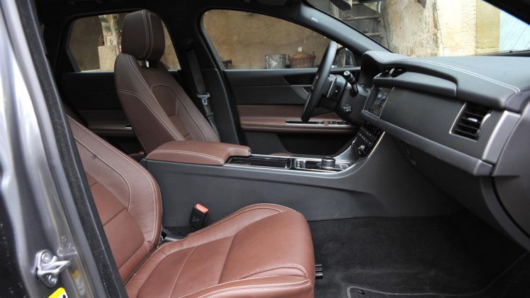 Jaguar bouwt gelukkig weer een fraaie Sportbrake op basis van de XF. De auto heeft dankzij de aluminium koets aan gewicht verloren en beschikt over prettige 4 cilindermotoren.