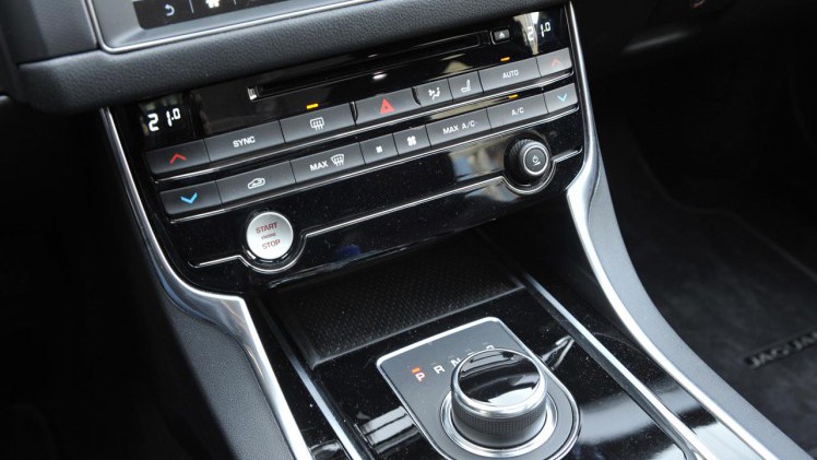 Jaguar bouwt gelukkig weer een fraaie Sportbrake op basis van de XF. De auto heeft dankzij de aluminium koets aan gewicht verloren en beschikt over prettige 4 cilindermotoren.