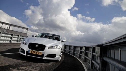 Jaguar XF tijdelijk verkrijgbaar met drie Option Packs, zonder meerprijs. Jaguar levert de XF zonder extra kosten af met het Sport- Comfort en Tech Pack. Voordeel? Meer dan 10.000 euro.