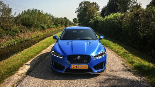 Autotest Jaguar XFR-S Sportbrake: de ultieme droom voor huisvaders met lef. Deze XF met 5.0 V8 Supercharger is tot supercarsnelheden in staat maar doet dat niet zonder stij.