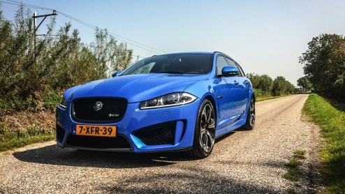 Autotest Jaguar XFR-S Sportbrake: de ultieme droom voor huisvaders met lef. Deze XF met 5.0 V8 Supercharger is tot supercarsnelheden in staat maar doet dat niet zonder stij.