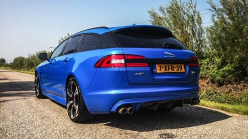 Autotest Jaguar XFR-S Sportbrake: de ultieme droom voor huisvaders met lef. Deze XF met 5.0 V8 Supercharger is tot supercarsnelheden in staat maar doet dat niet zonder stij.