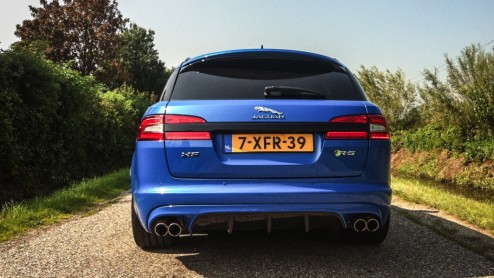 Autotest Jaguar XFR-S Sportbrake: de ultieme droom voor huisvaders met lef. Deze XF met 5.0 V8 Supercharger is tot supercarsnelheden in staat maar doet dat niet zonder stij.