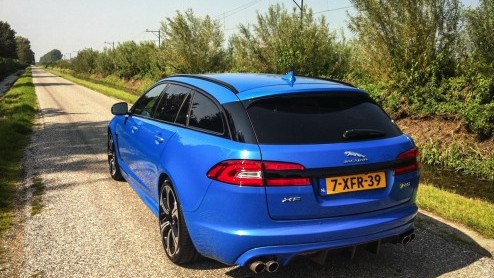 Autotest Jaguar XFR-S Sportbrake: de ultieme droom voor huisvaders met lef. Deze XF met 5.0 V8 Supercharger is tot supercarsnelheden in staat maar doet dat niet zonder stij.