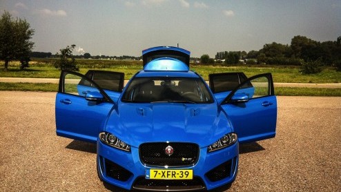Autotest Jaguar XFR-S Sportbrake: de ultieme droom voor huisvaders met lef. Deze XF met 5.0 V8 Supercharger is tot supercarsnelheden in staat maar doet dat niet zonder stij.