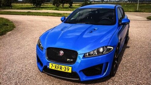 Autotest Jaguar XFR-S Sportbrake: de ultieme droom voor huisvaders met lef. Deze XF met 5.0 V8 Supercharger is tot supercarsnelheden in staat maar doet dat niet zonder stij.