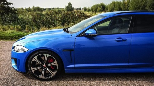 Autotest Jaguar XFR-S Sportbrake: de ultieme droom voor huisvaders met lef. Deze XF met 5.0 V8 Supercharger is tot supercarsnelheden in staat maar doet dat niet zonder stij.
