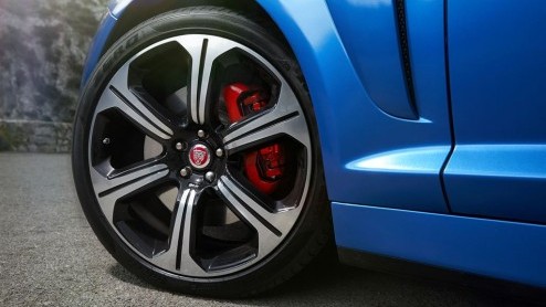 Autotest Jaguar XFR-S Sportbrake: de ultieme droom voor huisvaders met lef. Deze XF met 5.0 V8 Supercharger is tot supercarsnelheden in staat maar doet dat niet zonder stij.