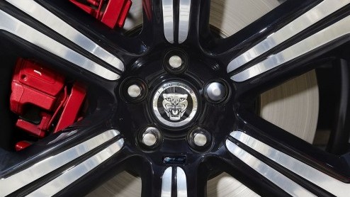 Autotest Jaguar XFR-S Sportbrake: de ultieme droom voor huisvaders met lef. Deze XF met 5.0 V8 Supercharger is tot supercarsnelheden in staat maar doet dat niet zonder stij.