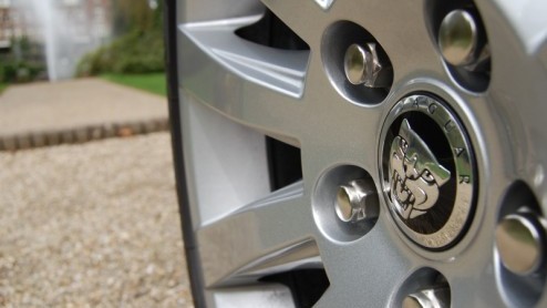 Evolutie of revolutie, het is een ingewikkelde keuze die je als automerk moet maken bij het ontwikkelen van een nieuwe model- strategie. Jaguar koos voor de laatste optie en heeft met de komst van de