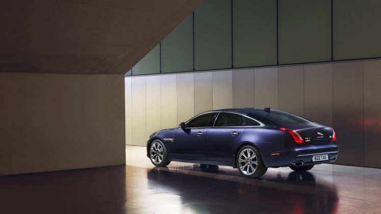 Jaguar geeft de XJ limousine een facelift. De uiterlijke wijzigingen zijn subtiel terwijl motoren, techniek en infotainment weer grote stappen zetten.