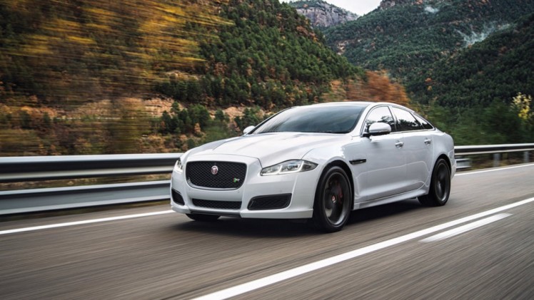Jaguar geeft de XJ limousine een facelift. De uiterlijke wijzigingen zijn subtiel terwijl motoren, techniek en infotainment weer grote stappen zetten.