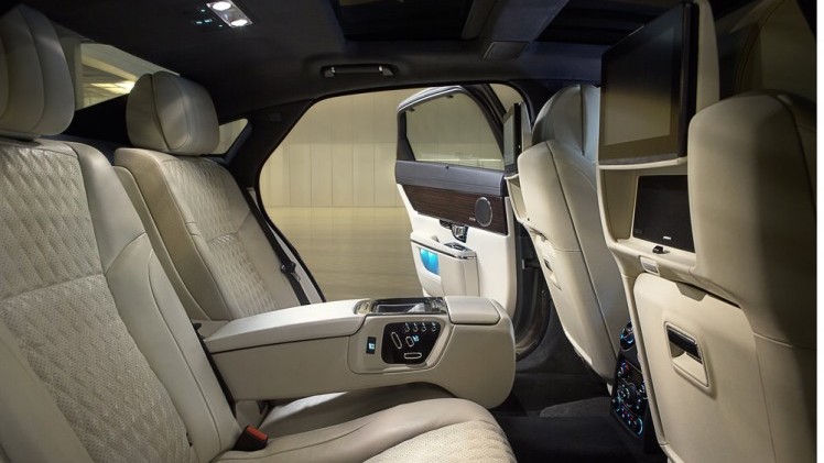 Jaguar geeft de XJ limousine een facelift. De uiterlijke wijzigingen zijn subtiel terwijl motoren, techniek en infotainment weer grote stappen zetten.