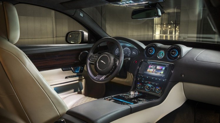 Jaguar geeft de XJ limousine een facelift. De uiterlijke wijzigingen zijn subtiel terwijl motoren, techniek en infotainment weer grote stappen zetten.