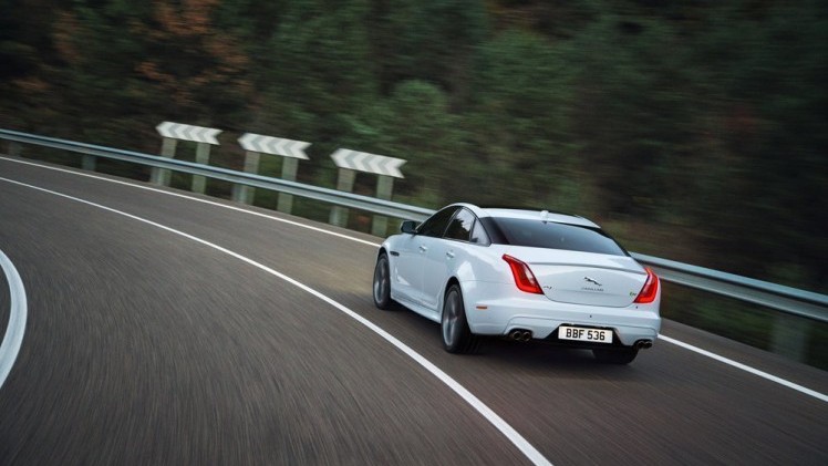 Jaguar geeft de XJ limousine een facelift. De uiterlijke wijzigingen zijn subtiel terwijl motoren, techniek en infotainment weer grote stappen zetten.