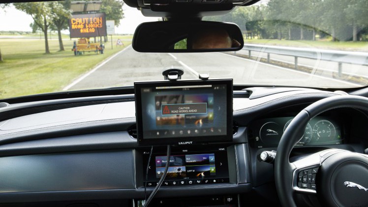 Jaguar gaat in thuisland UK aan de slag met connected cars en autonoom rijden. Voor dit project ontwikkelen de Britten nieuwe veiligheidssystemen zoals Roadwork Assist en Over the Horizon Warning.