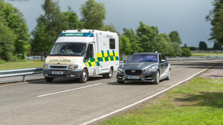 Jaguar gaat in thuisland UK aan de slag met connected cars en autonoom rijden. Voor dit project ontwikkelen de Britten nieuwe veiligheidssystemen zoals Roadwork Assist en Over the Horizon Warning.