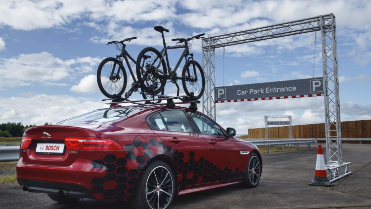 Jaguar gaat in thuisland UK aan de slag met connected cars en autonoom rijden. Voor dit project ontwikkelen de Britten nieuwe veiligheidssystemen zoals Roadwork Assist en Over the Horizon Warning.