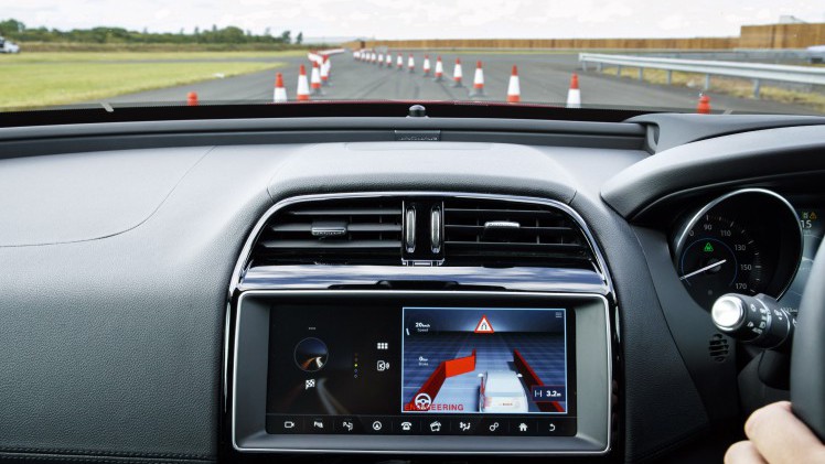 Jaguar gaat in thuisland UK aan de slag met connected cars en autonoom rijden. Voor dit project ontwikkelen de Britten nieuwe veiligheidssystemen zoals Roadwork Assist en Over the Horizon Warning.