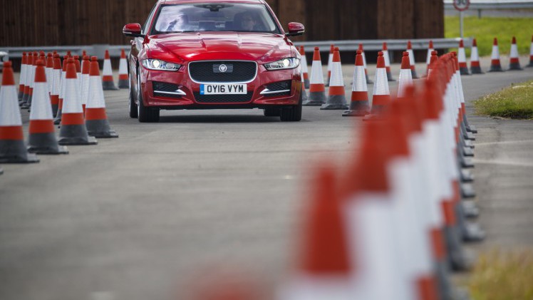 Jaguar gaat in thuisland UK aan de slag met connected cars en autonoom rijden. Voor dit project ontwikkelen de Britten nieuwe veiligheidssystemen zoals Roadwork Assist en Over the Horizon Warning.