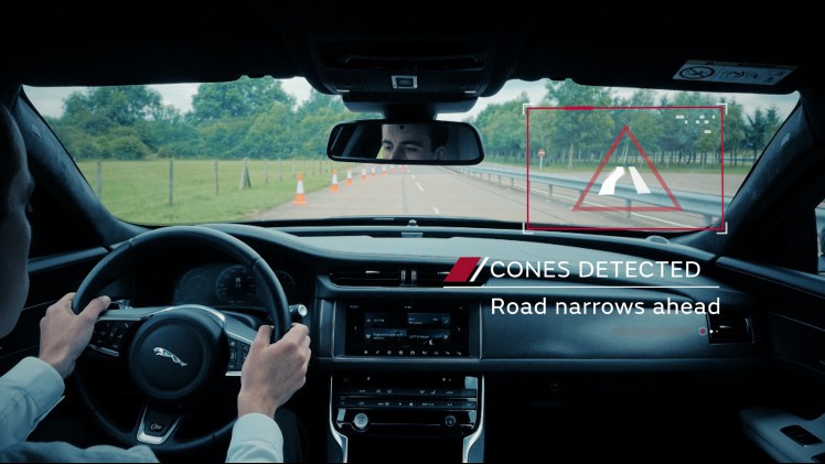 Jaguar gaat in thuisland UK aan de slag met connected cars en autonoom rijden. Voor dit project ontwikkelen de Britten nieuwe veiligheidssystemen zoals Roadwork Assist en Over the Horizon Warning.