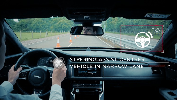 Jaguar gaat in thuisland UK aan de slag met connected cars en autonoom rijden. Voor dit project ontwikkelen de Britten nieuwe veiligheidssystemen zoals Roadwork Assist en Over the Horizon Warning.