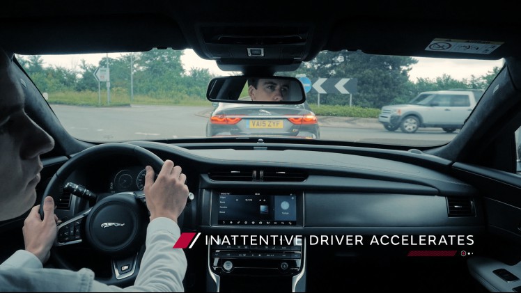 Jaguar gaat in thuisland UK aan de slag met connected cars en autonoom rijden. Voor dit project ontwikkelen de Britten nieuwe veiligheidssystemen zoals Roadwork Assist en Over the Horizon Warning.