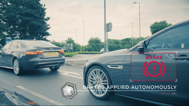 Jaguar gaat in thuisland UK aan de slag met connected cars en autonoom rijden. Voor dit project ontwikkelen de Britten nieuwe veiligheidssystemen zoals Roadwork Assist en Over the Horizon Warning.