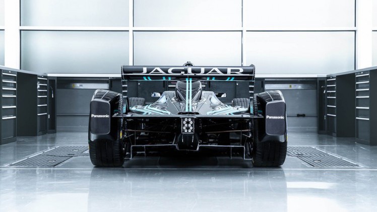 Jaguar keert terug in de autosport met deelname aan de Formule E met het Panasonic Jaguar Racing team. Achter het stuur wellicht ook een Nederlandse rijder.