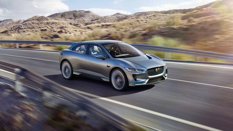Jaguar presenteert de i-Pace Concept, een voorbode voor een volledig elektrische, sportieve SUV. De prestaties zijn van sportwagenniveau...
